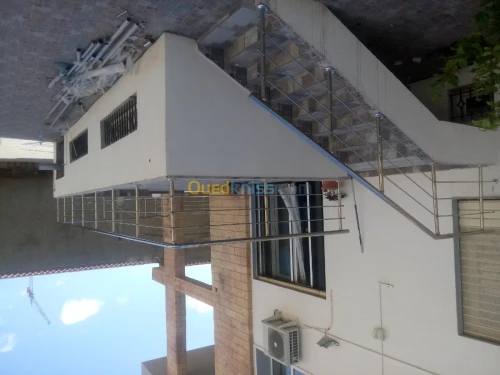 Rampe d'escaliers en inox et vitrine 