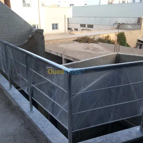 Rampe d'escaliers en inox et vitrine 