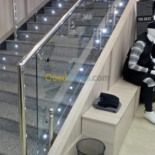 Rampe d'escaliers en inox et vitrine 