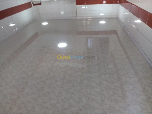 Rampe d'escaliers en inox et vitrine 