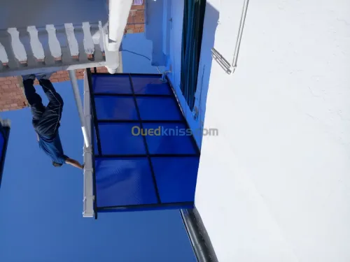 Rampe d'escaliers en inox et vitrine 