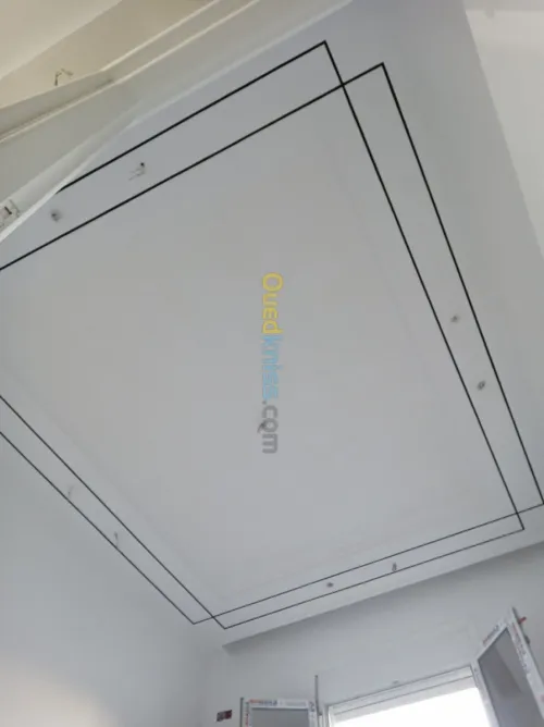 Décoration sûr plâtre simple et sculpt