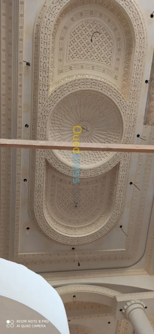 Décoration sûr plâtre simple et sculpt