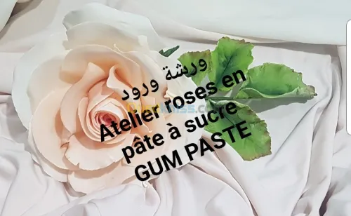 Formations roses en pâte à sucre 