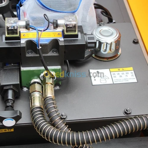 Redresseuse coupeuse de rond à béton آلة تقويم و قطع حديد الحرسانة