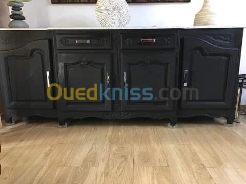 Bahut en bois hêtre couleur noire.