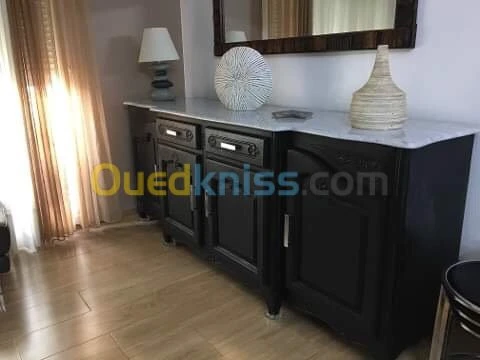 Bahut en bois hêtre couleur noire.