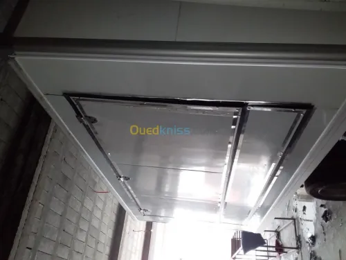 Fabrication conteneur on panau sandwic