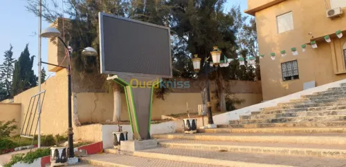Publicité avec panneaux afficheur LED