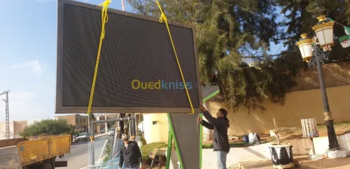 Publicité avec panneaux afficheur LED
