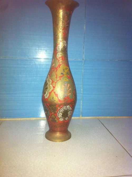 vase en cuivre sculptes 
