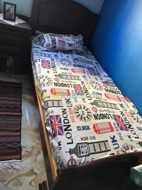 Lit et table de nuit