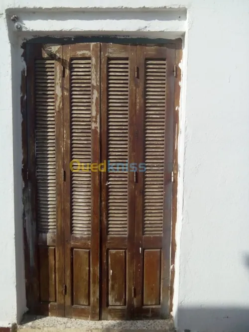 Porte fenetre en bois rouge