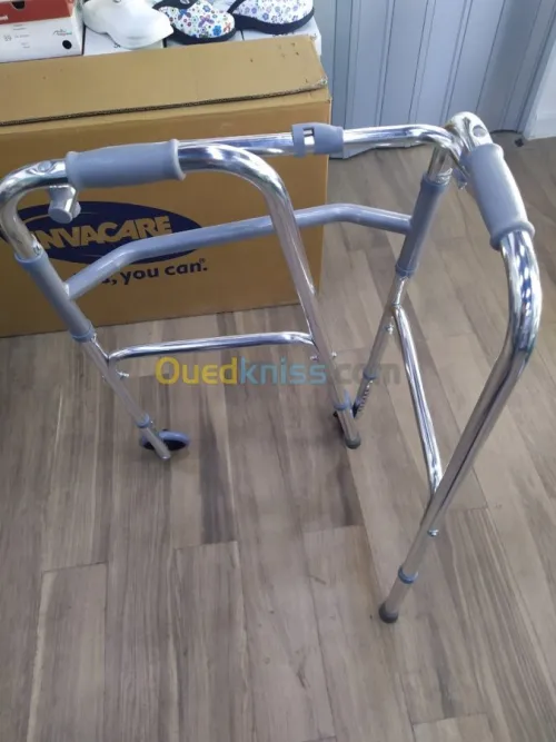 Déambulateur avec roulettes articulé