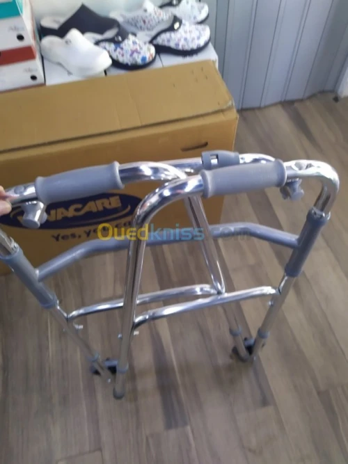 Déambulateur avec roulettes articulé