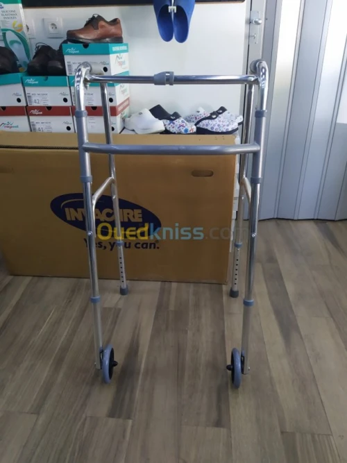 Déambulateur avec roulettes articulé