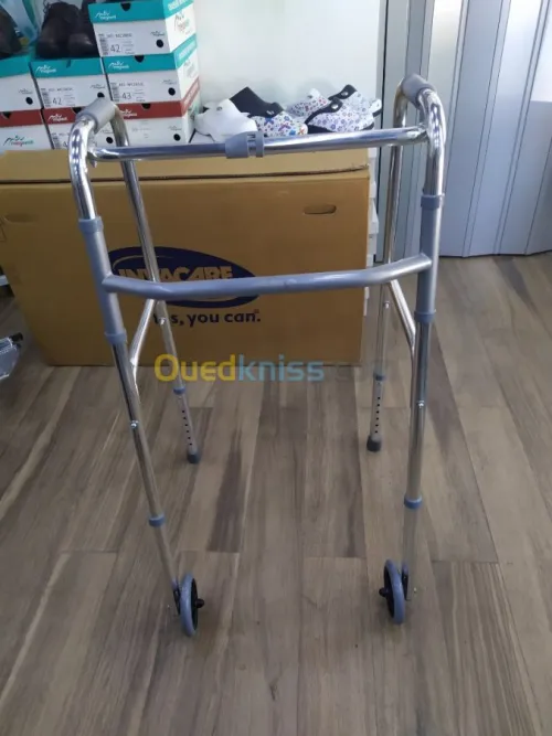 Déambulateur avec roulettes articulé