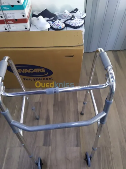 Déambulateur avec roulettes articulé