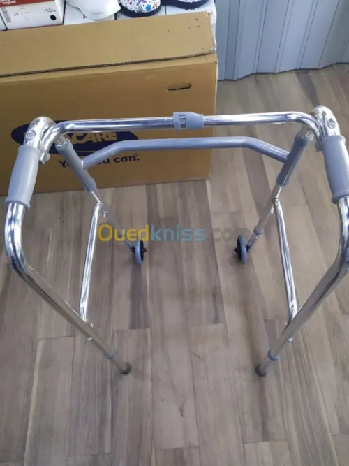 Déambulateur avec roulettes articulé