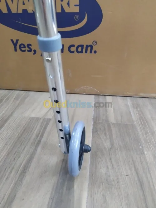 Déambulateur avec roulettes articulé