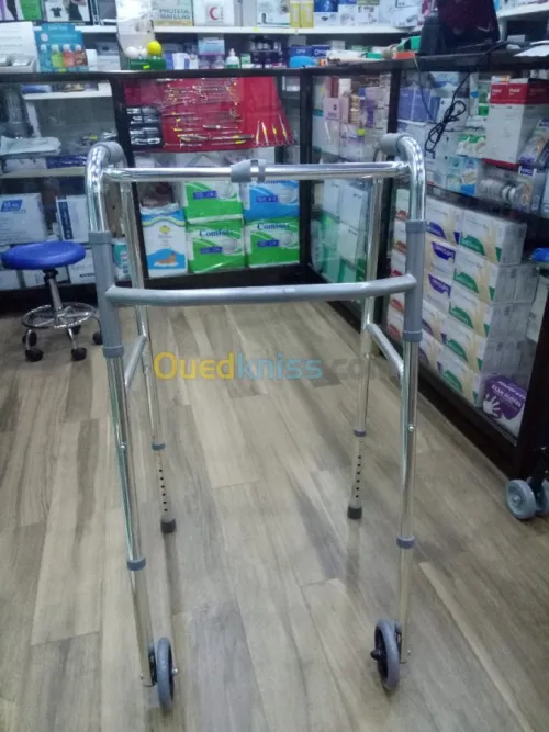 Déambulateur avec roulettes articulé