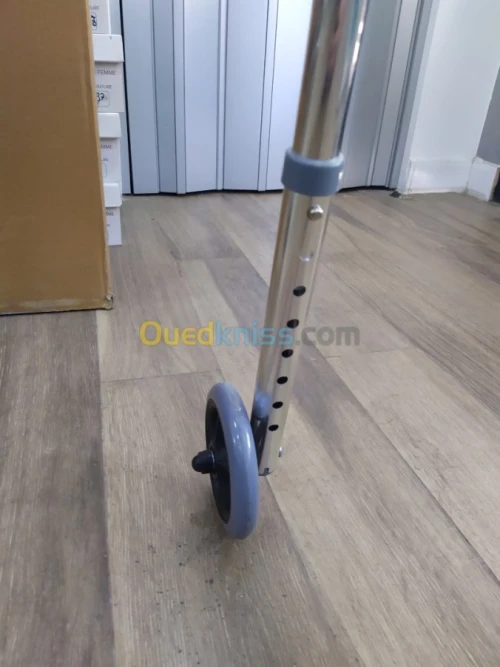 Déambulateur avec roulettes articulé