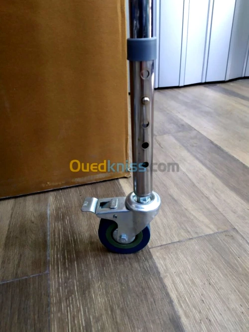 Chaise garde-robe pliable sur roues