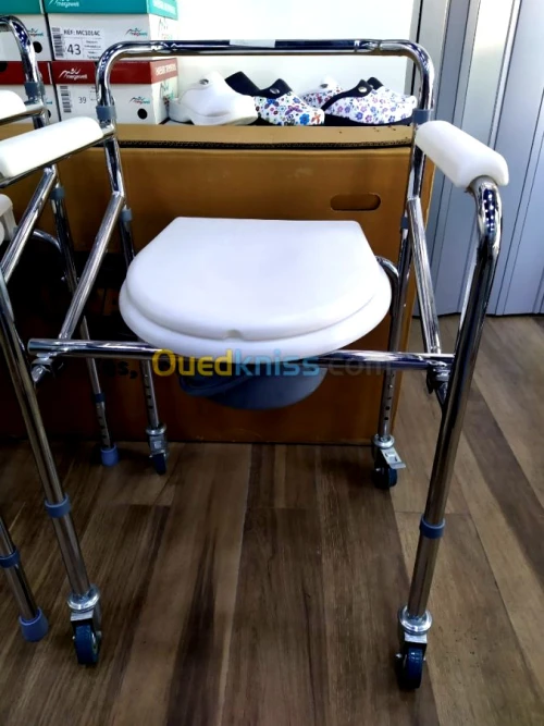 Chaise garde-robe pliable sur roues