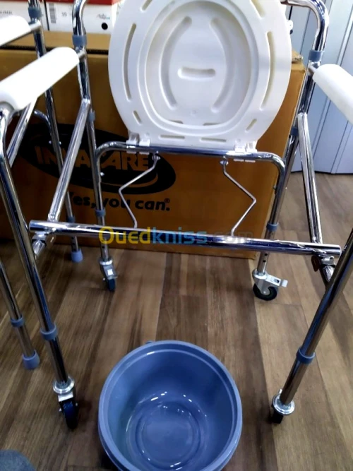 Chaise garde-robe pliable sur roues