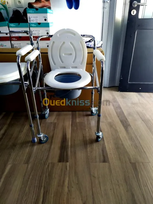 Chaise garde-robe pliable sur roues