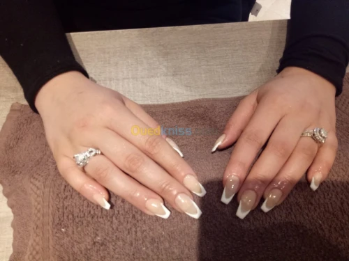 Extension cheveux et cils et piercing 