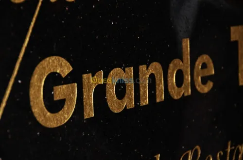 فن النقش والكتابة على جميع الأسطح