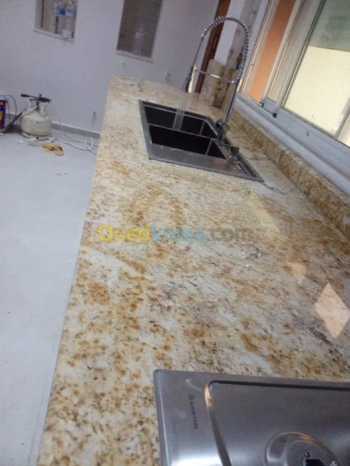 حرفي في الرخام والجرانيت