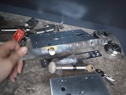Accessoires de porte extérieure dispon