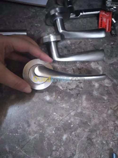 Accessoires de porte extérieure dispon