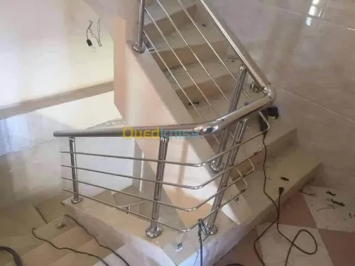 Rampes d'escaliers en inox et verre