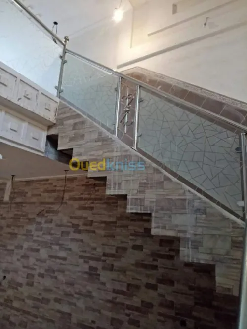 Rampes d'escaliers en inox et verre