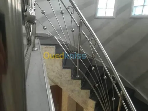 Rampes d'escaliers en inox et verre