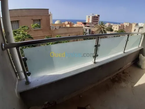 Rampes d'escaliers en inox et verre