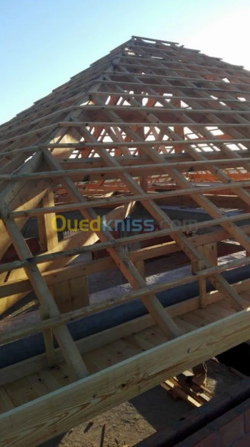 charpente en bois toiture poses tuiles