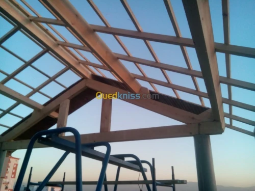 charpente en bois toiture poses tuiles