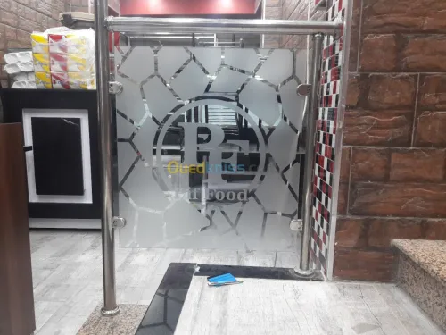 HABILLAGE VÉHICULE VITRINE ET PANNEAUX