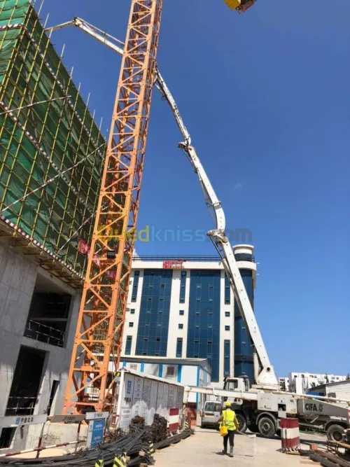 Location grues mobiles & camions à gru