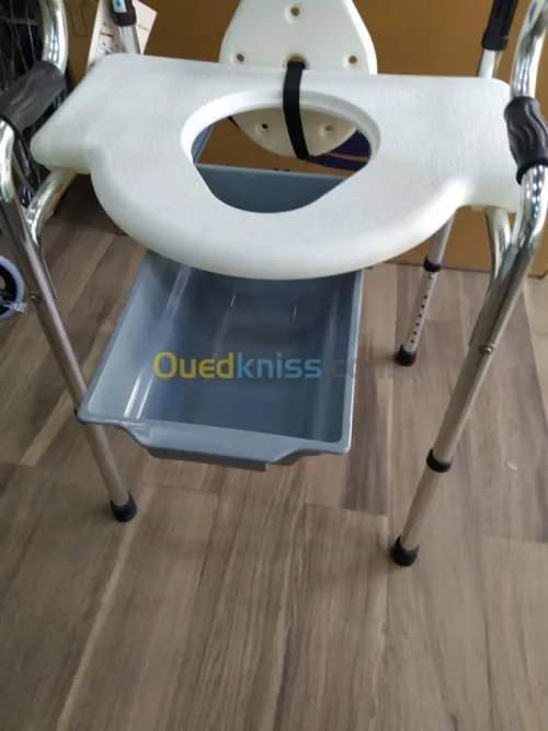 Déambulateur chaise garde robe