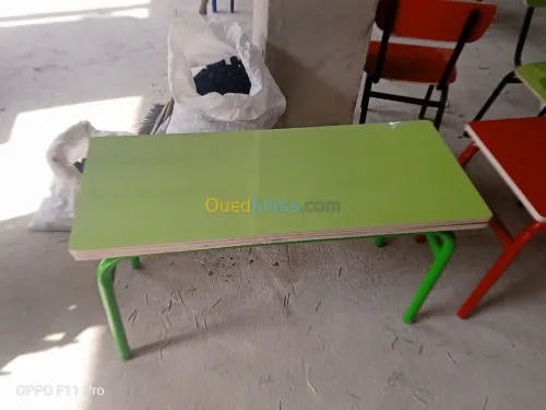 Chaise et table scolaire