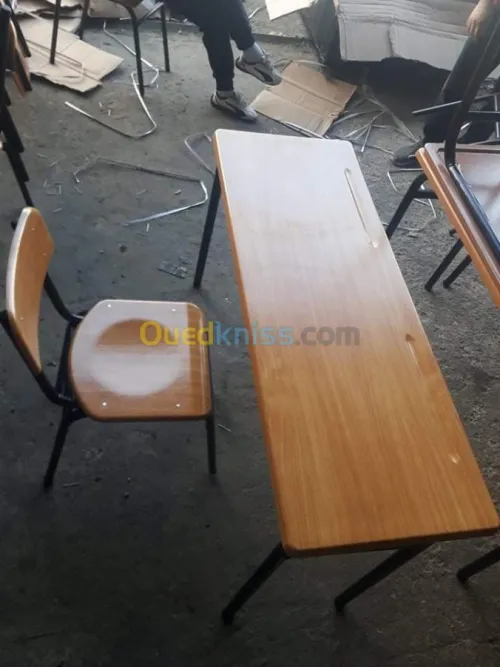 Chaise et table scolaire