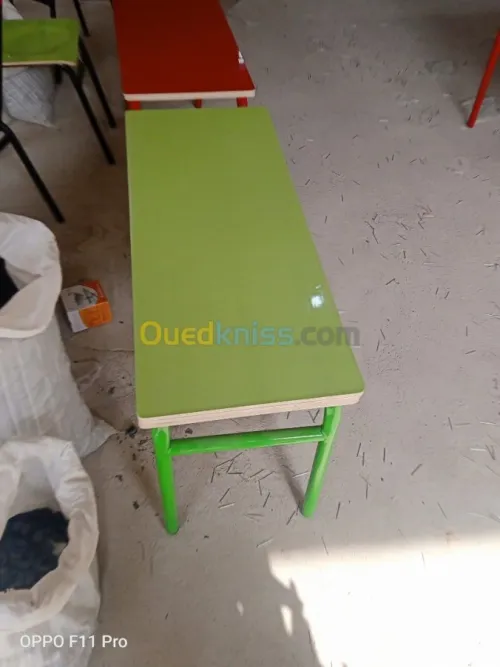 Chaise et table scolaire