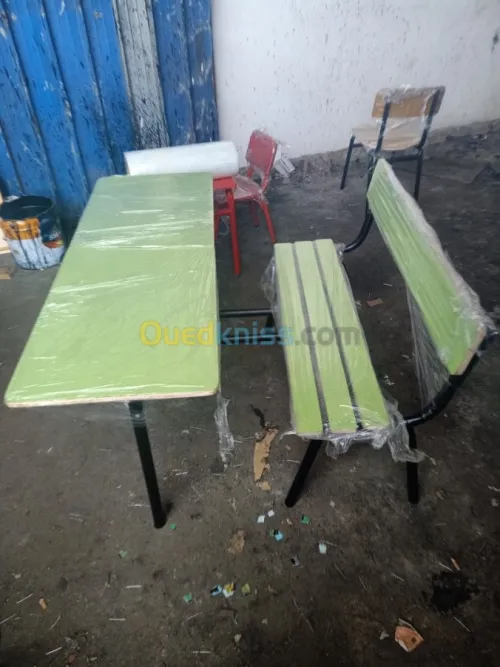 Chaise et table scolaire