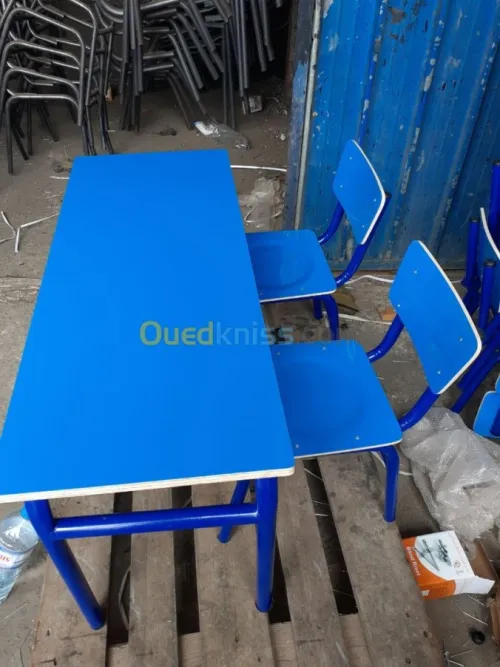 Chaise et table scolaire