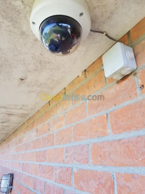 Installations:-camera vidéo surveilla